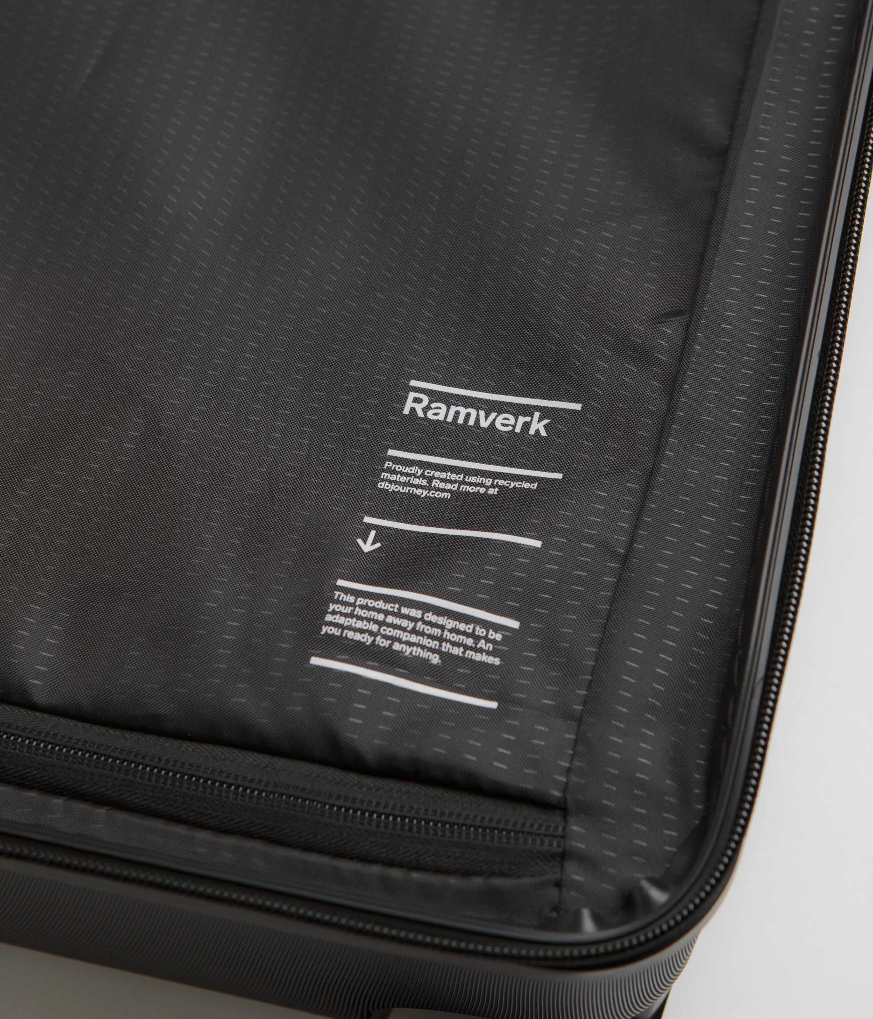 D_b_ Ramverk Large Check-In Luggage - Black Out