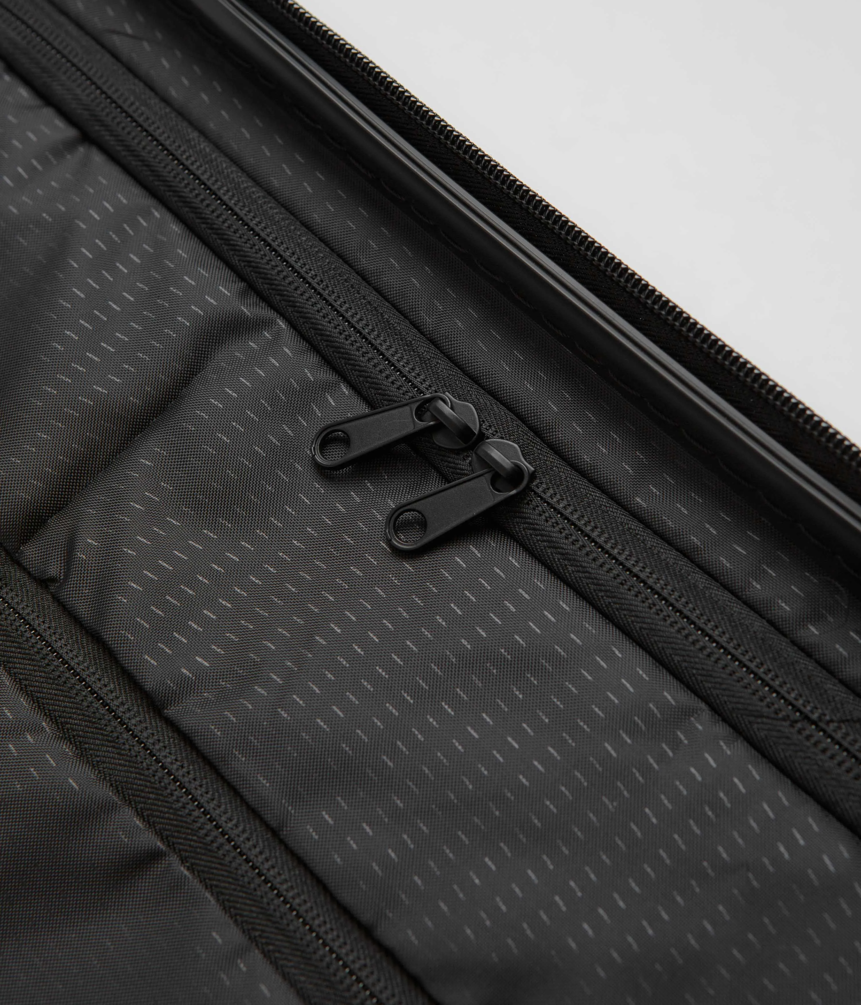 D_b_ Ramverk Large Check-In Luggage - Black Out