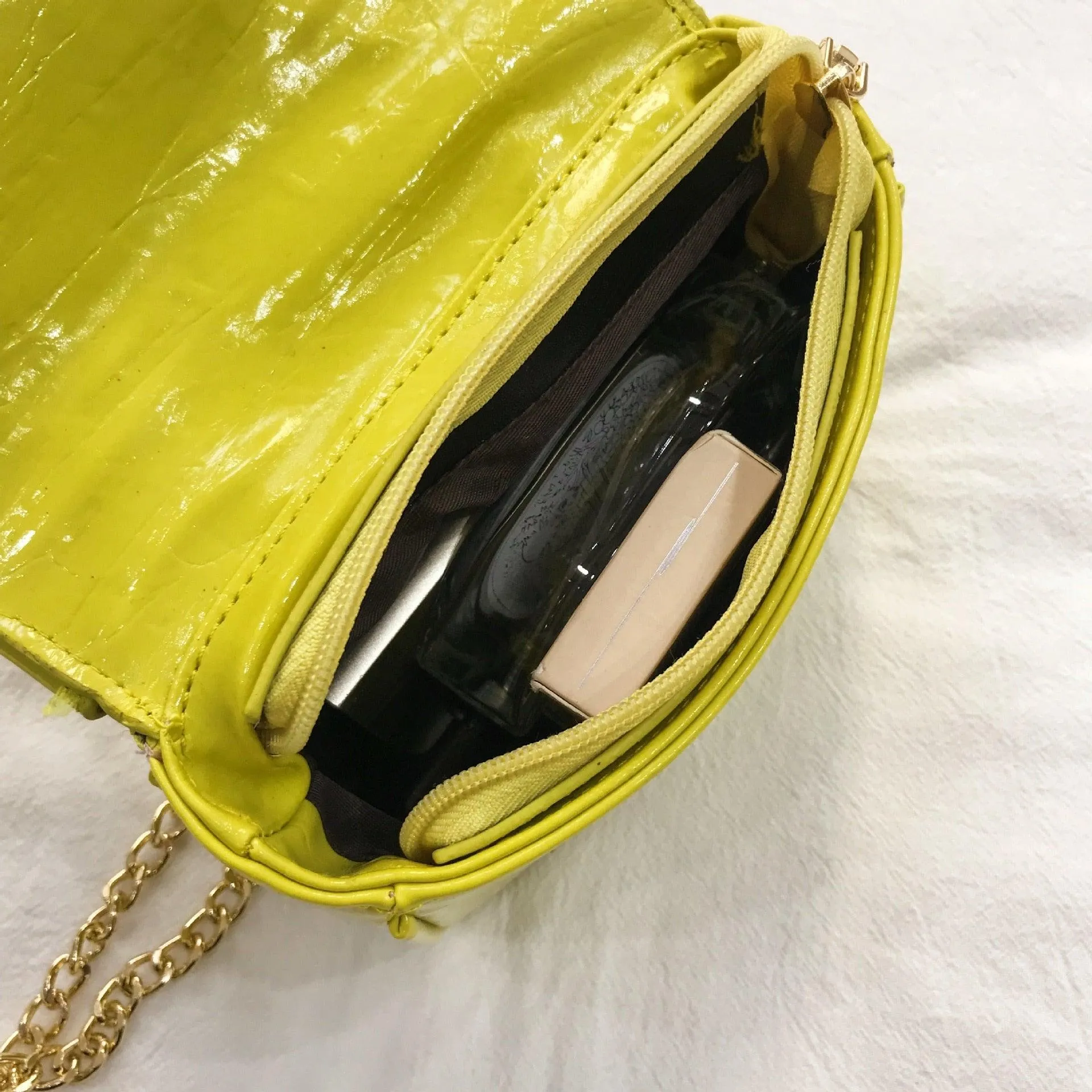 "Stylish T-BOO PU Leather Motorcycle Shoulder Bag with Chain Accent and Rivet Detailing"